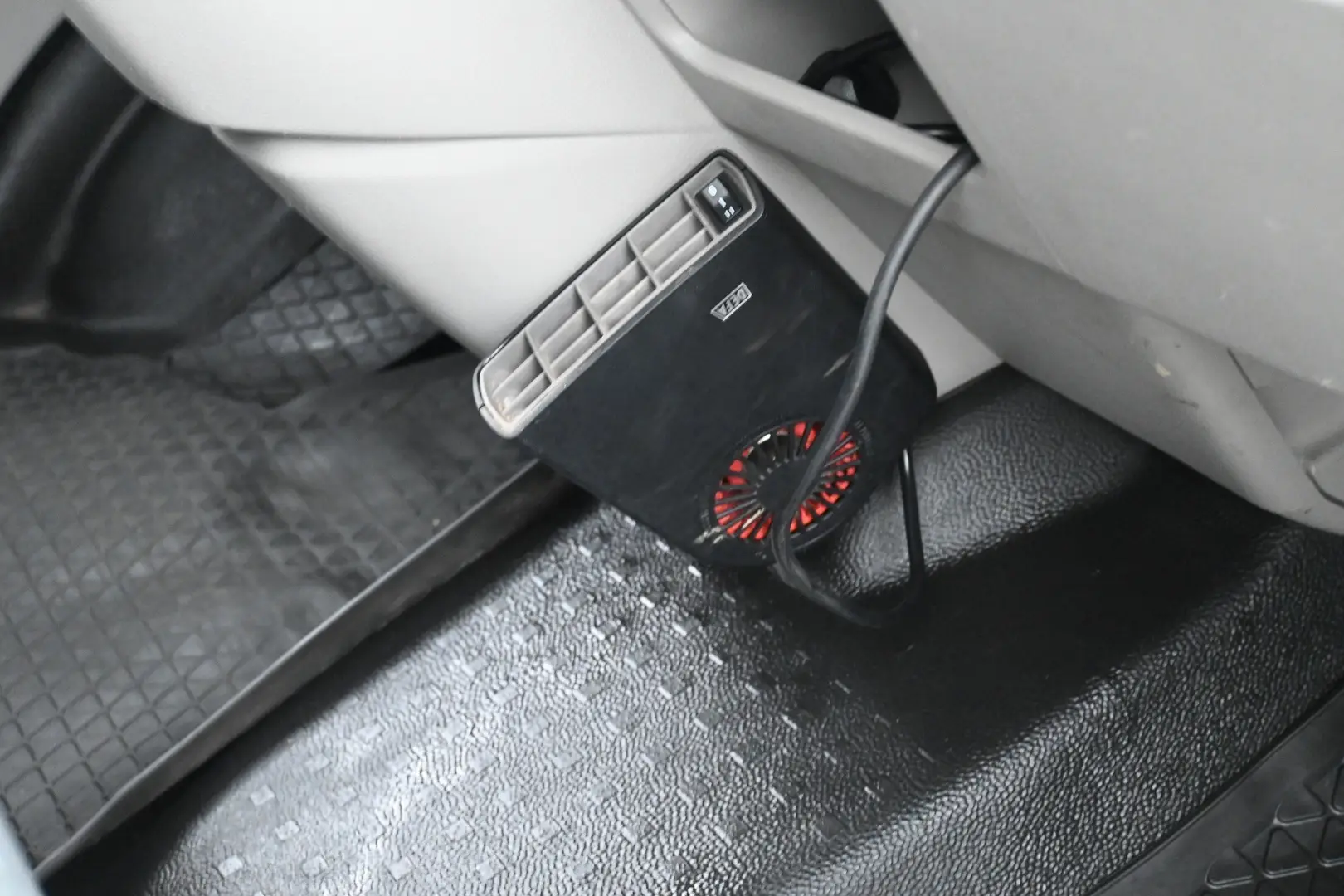 Car Image - AOCwEuwV8adroO3NOK2hh