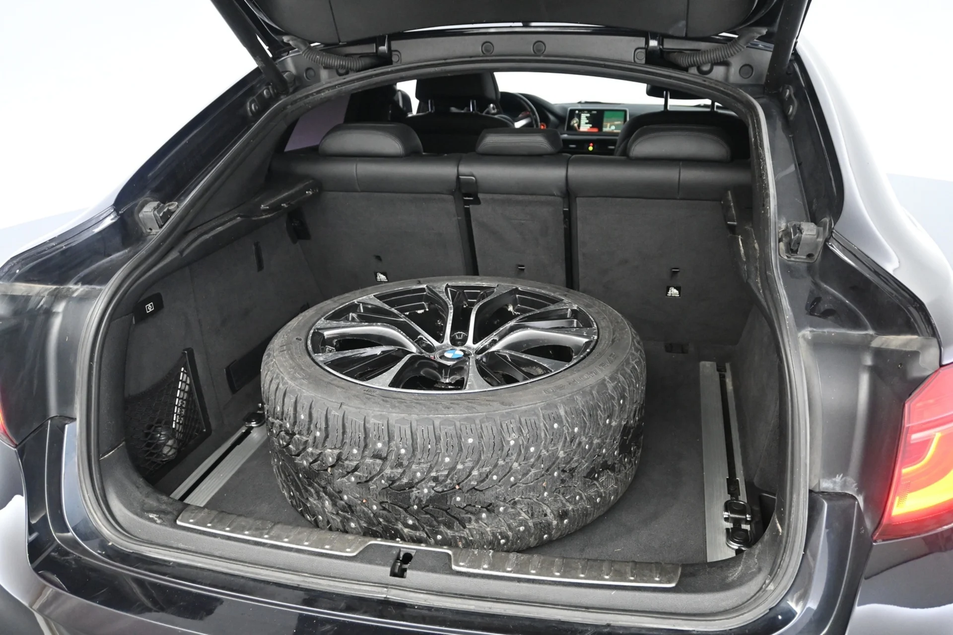 Car Image - ewMzndQmoKvT5w8WVXoIM