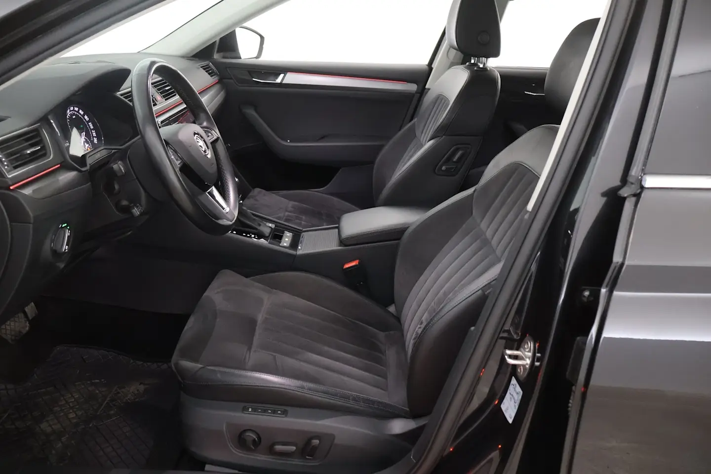 Car Image - 3rhj9ttfv7XUEbrP2QINiC