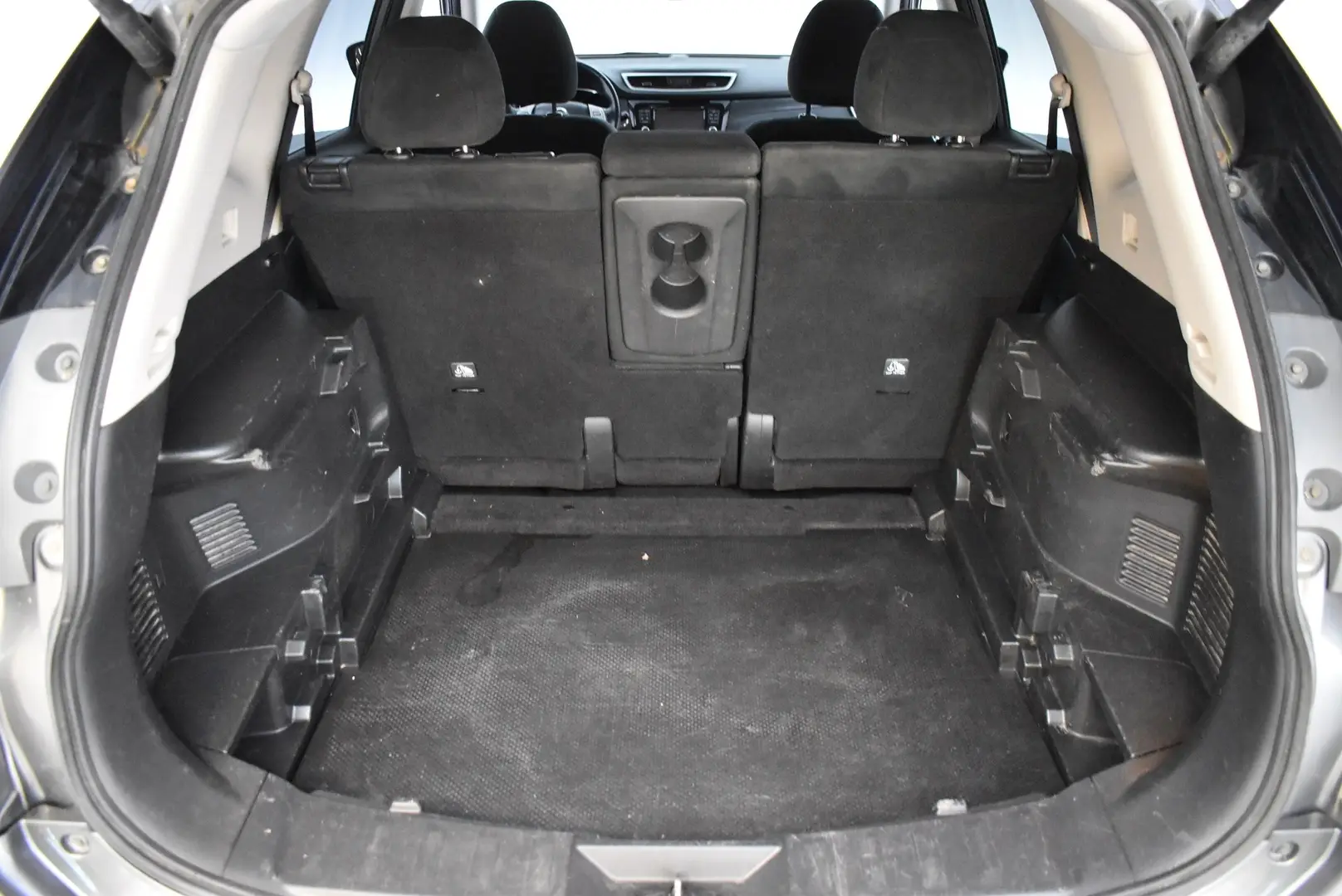 Car Image - 2iQNuvv8Ypr5TEFdVyrJyS