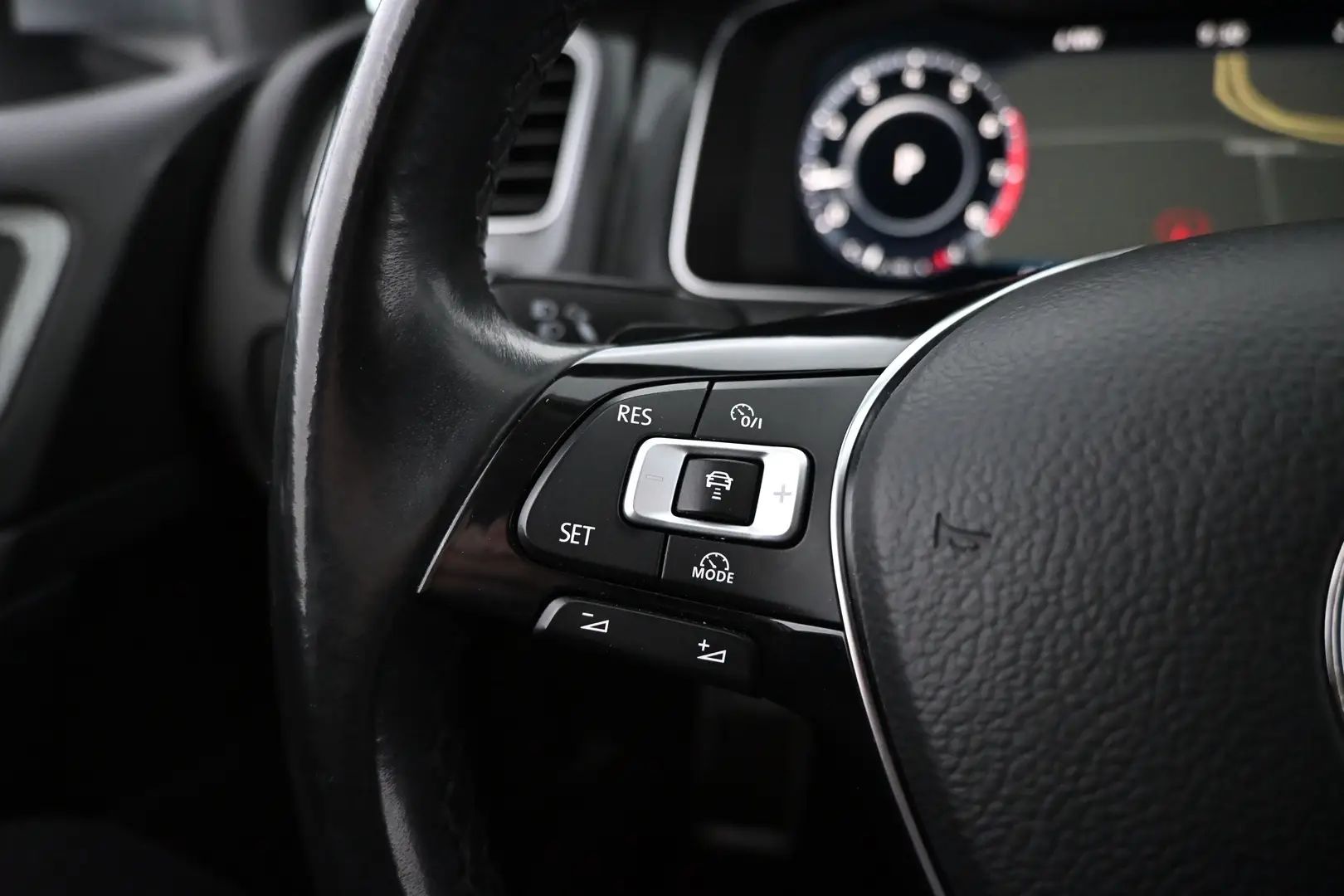Car Image - 2Ci1aFuzDrb0JZcwJqEgKF