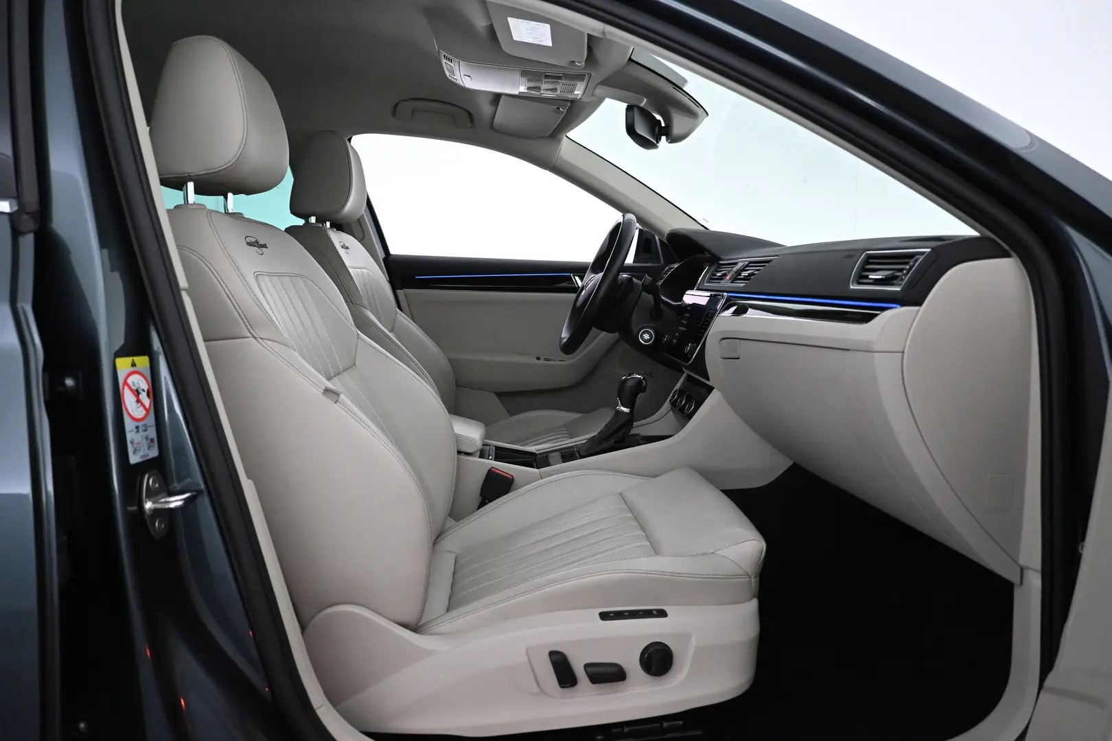 Car Image - 6O9FaZmGEMut87tKHAc1zl