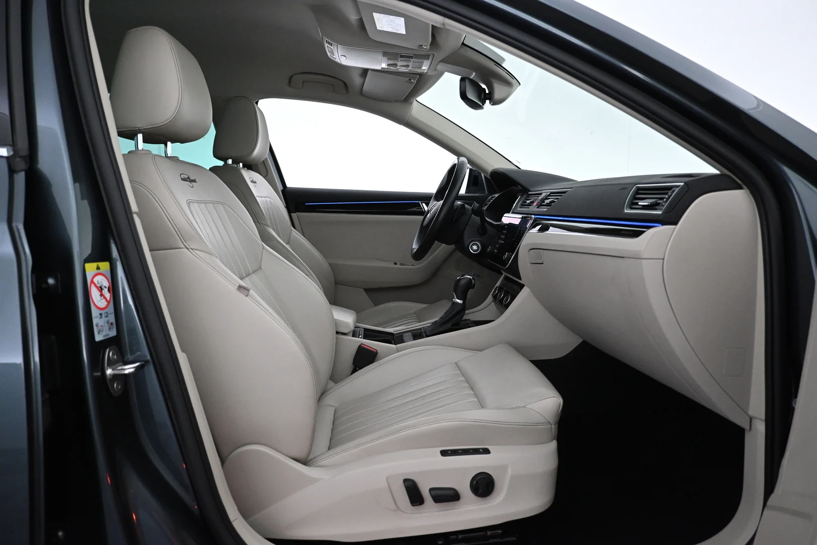 Car Image - 6O9FaZmGEMut87tKHAc1zl