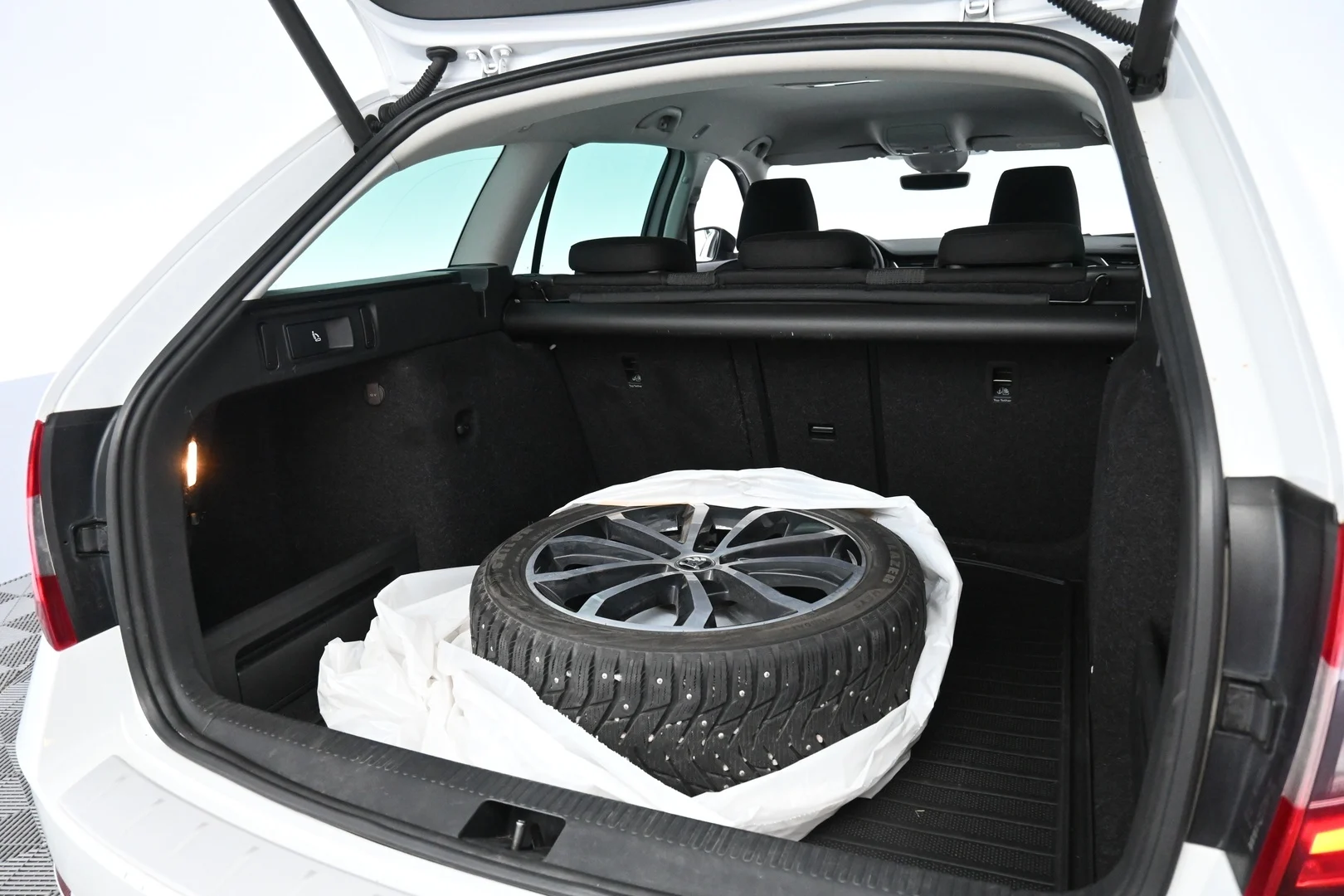 Car Image - 5dZYfmi7JaTR01KH4JQJJ1