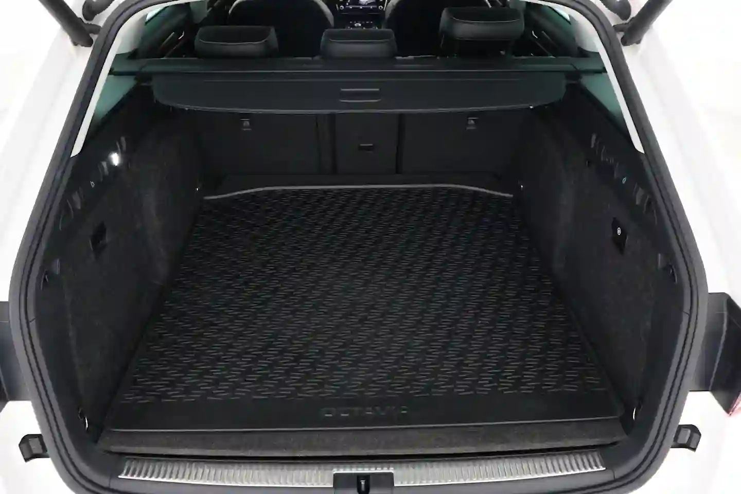 Car Image - 1ppMhnNLcfkB6NYqHdQyeJ