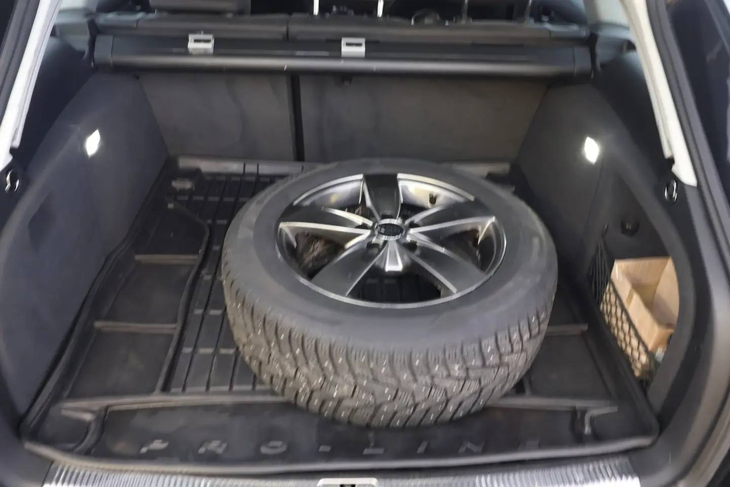 Car Image - 4o8z3EfavhIlfFxTKoxqPR