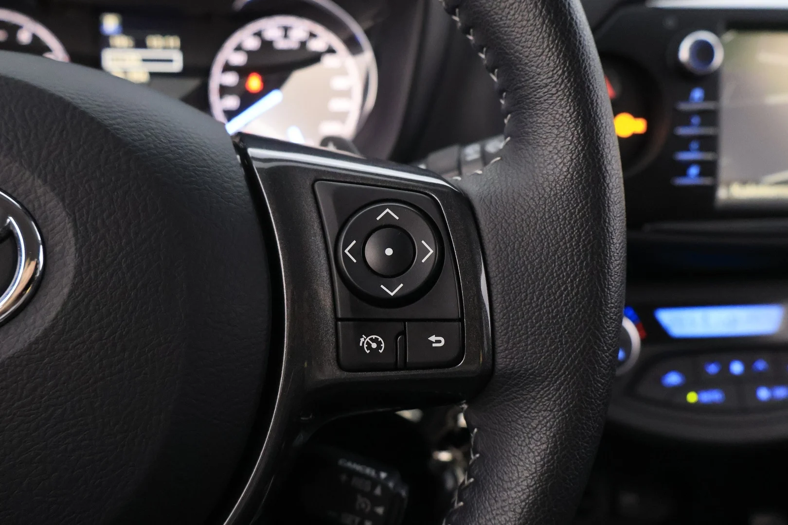 Car Image - 1FVcUnLmlvrwfTcT0AwLPe