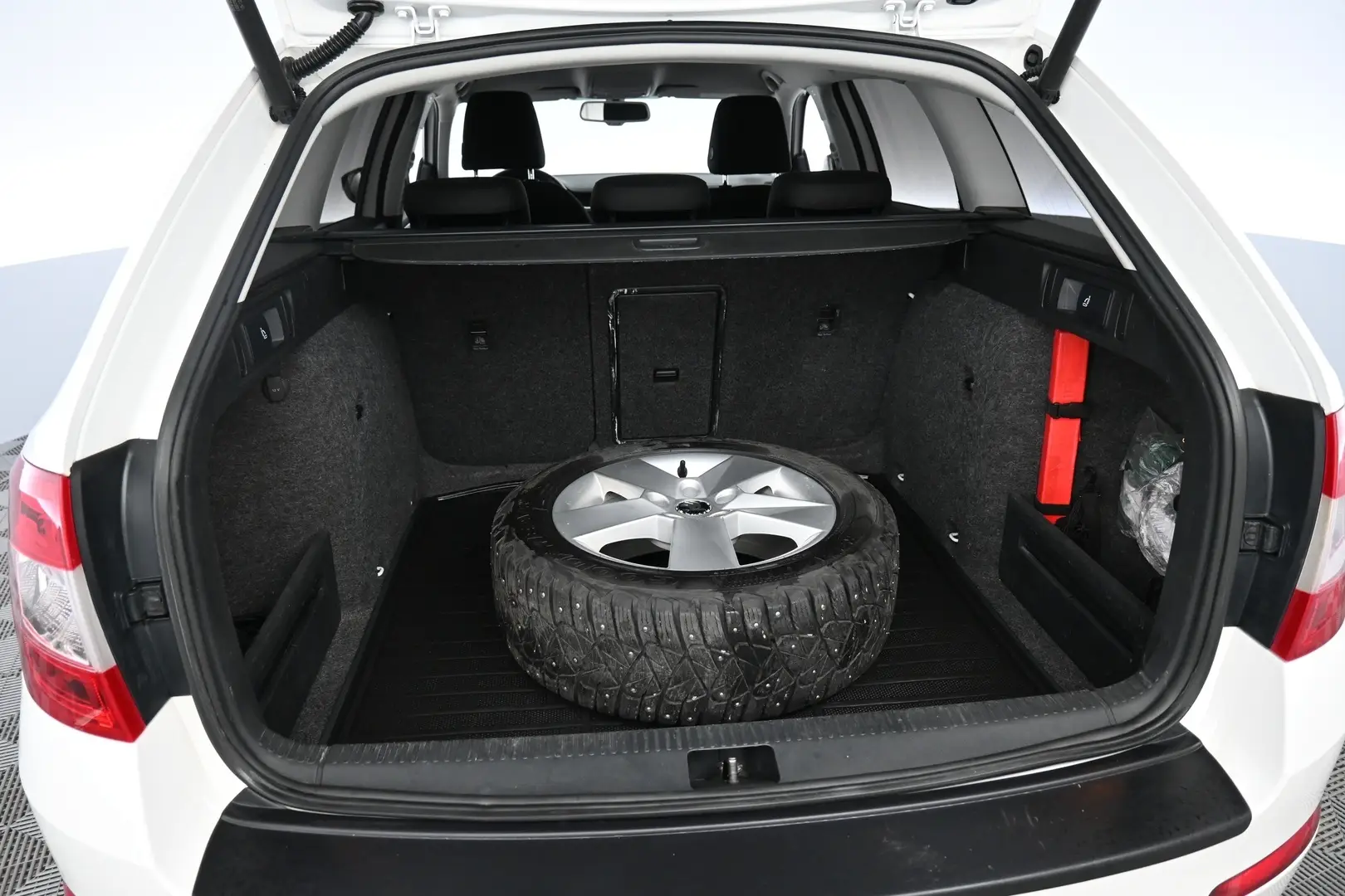 Car Image - 6uP9j8PVpmDpYNYIxBjsod