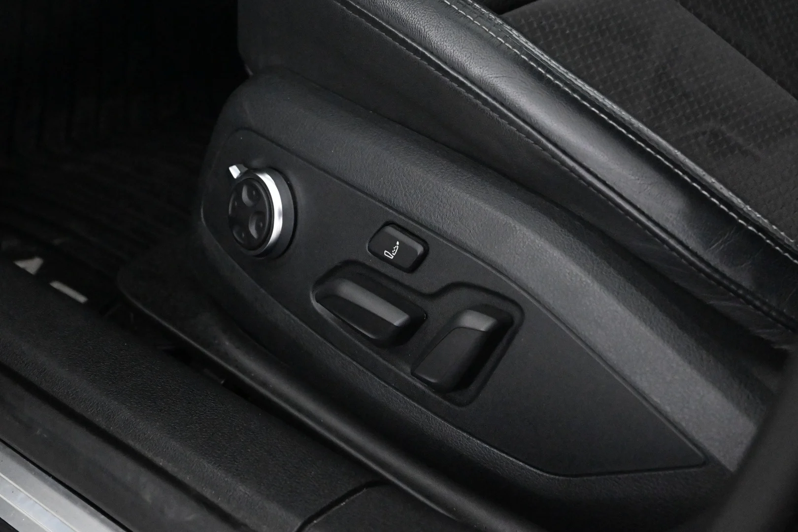 Car Image - GvgKoGZDOpqJlsBxwUZDl