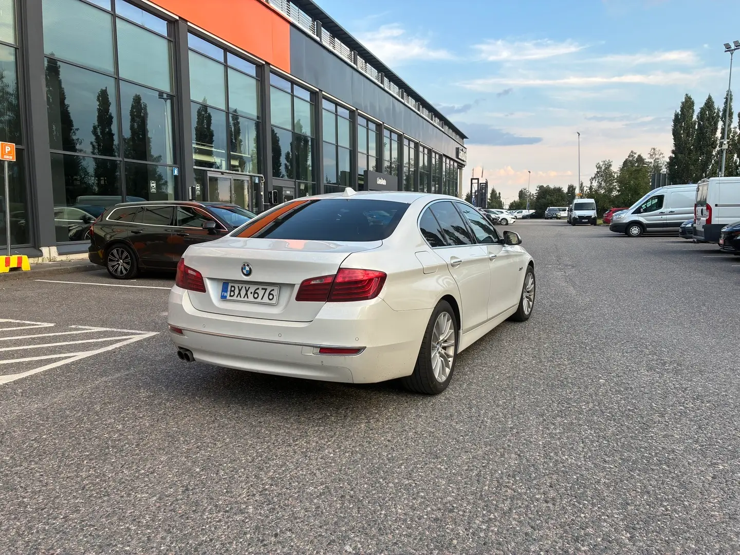 Car Image - 2xw77m5w355Yamdi1dH8NQ