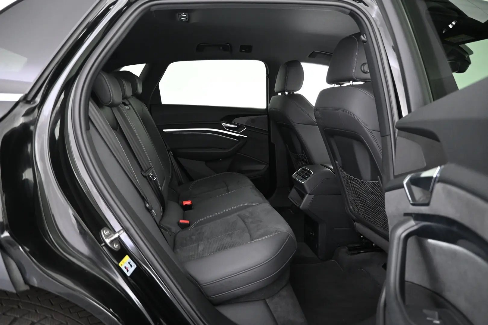 Car Image - 2LU8zTURWrBpoe0tWrrnM1