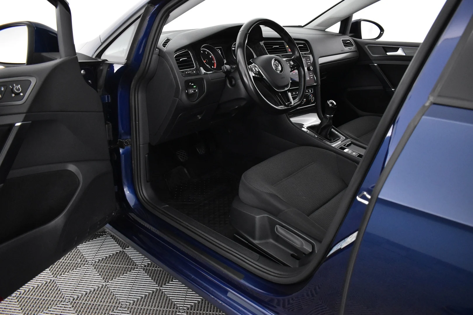 Car Image - z00aQuFBCkEQkYz50aWna