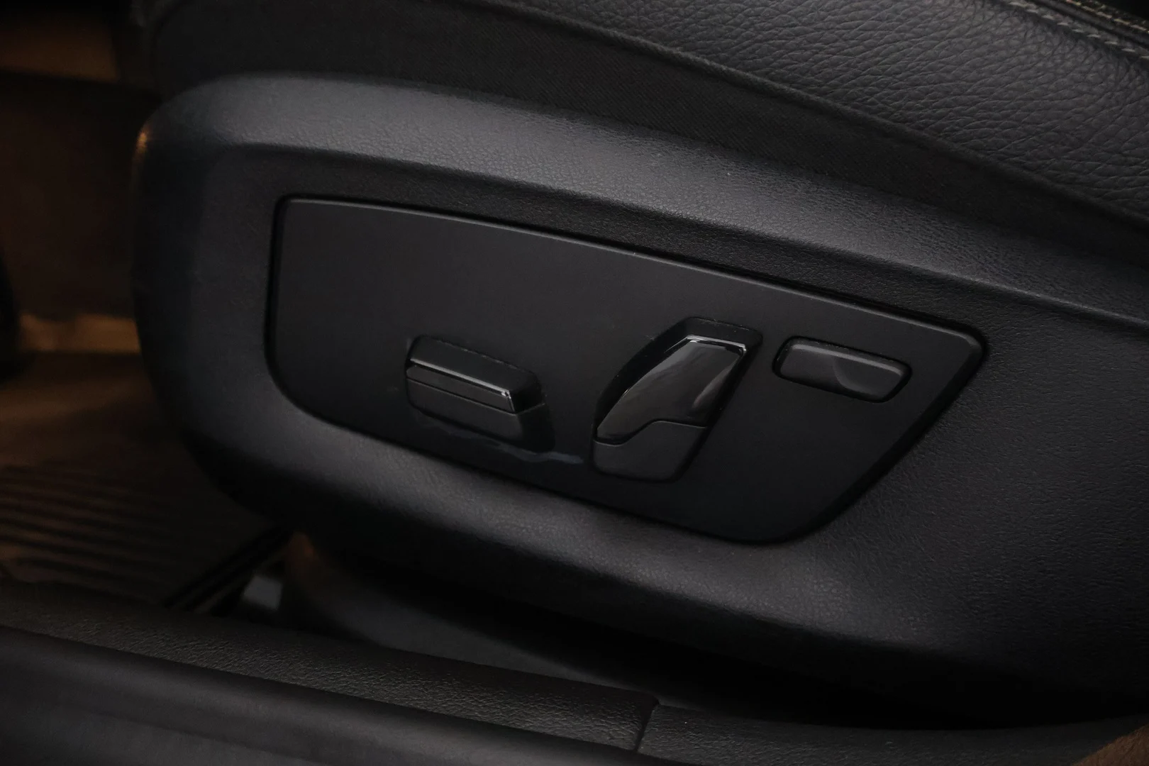 Car Image - 6Qp1o9HJYMB2133SSKP9u8