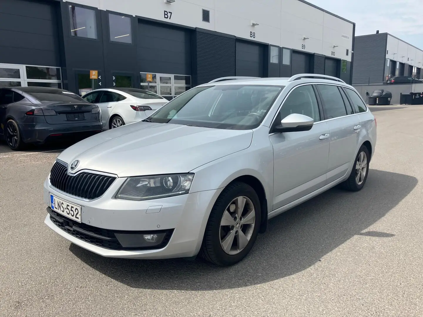 Car Image - 60JczBX9tAaHXWvP8947G3
