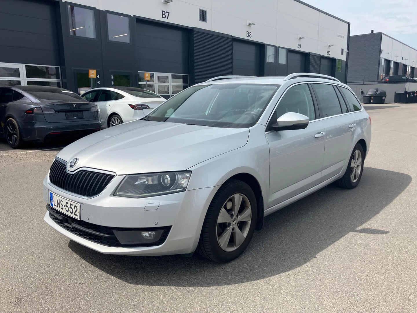 Car Image - 60JczBX9tAaHXWvP8947G3