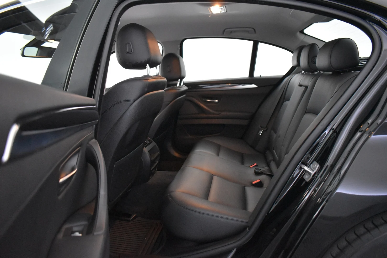 Car Image - 6ue8et1eVlXBI350VMGM07