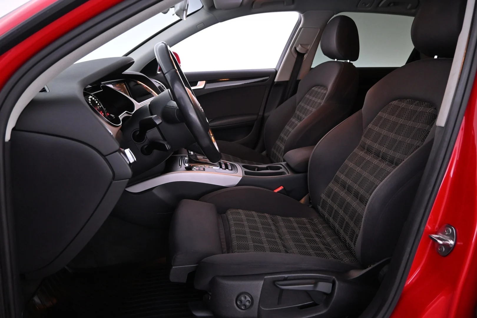 Car Image - 6NqHL4N51Ri5IJFAL33dp7