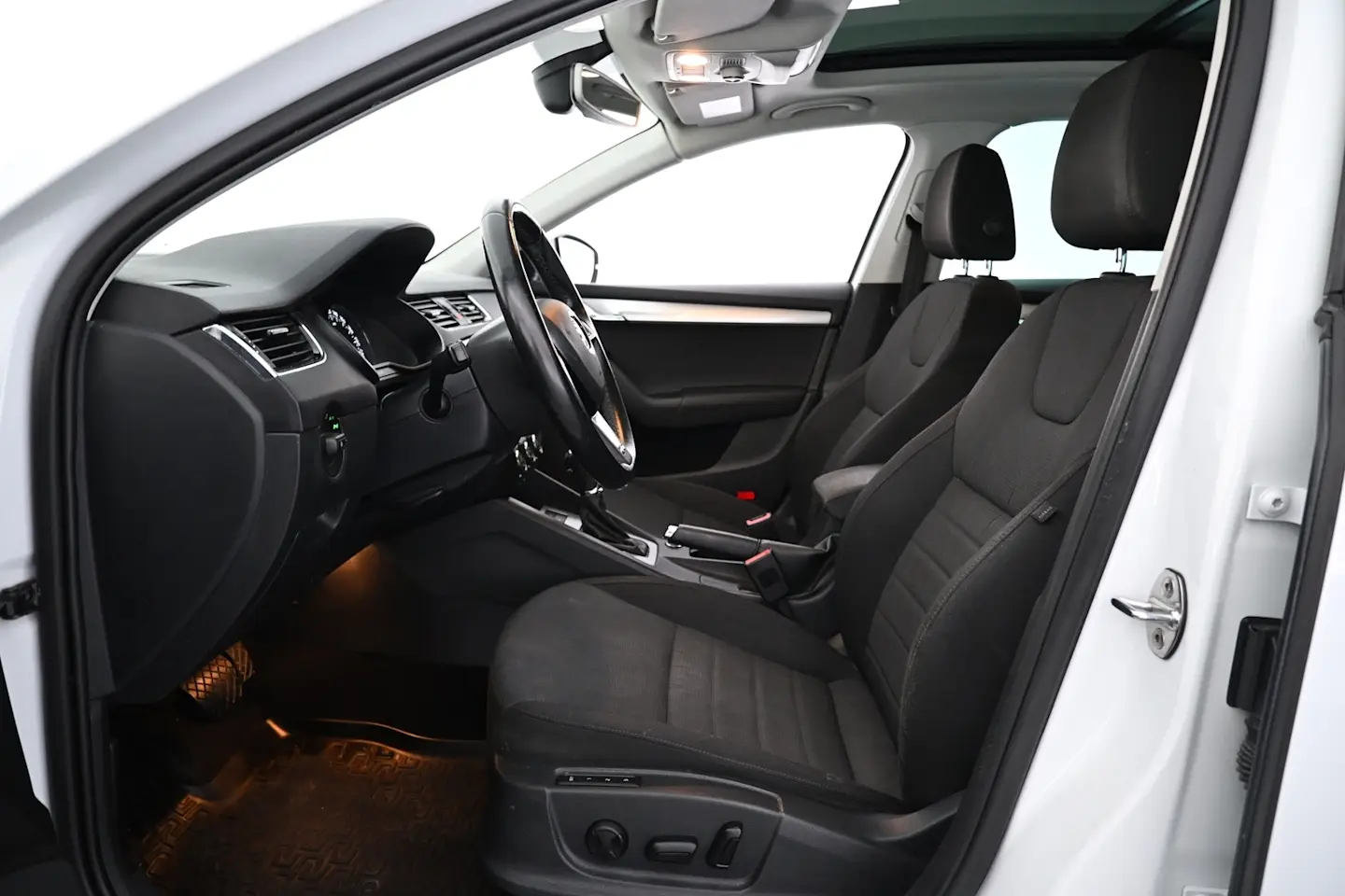 Car Image - 592UTpUE5tDpIW7m4zsieB