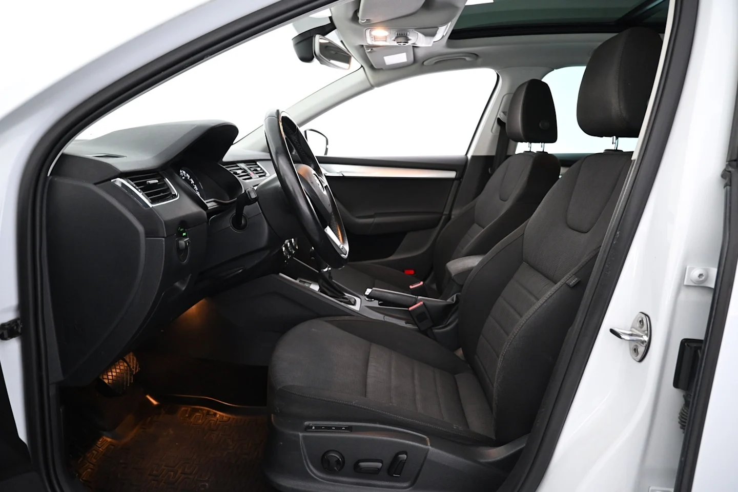Car Image - 592UTpUE5tDpIW7m4zsieB