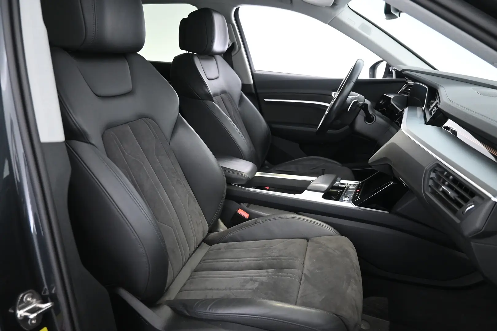 Car Image - 6DFvc1lenfZGLlC8vauThC