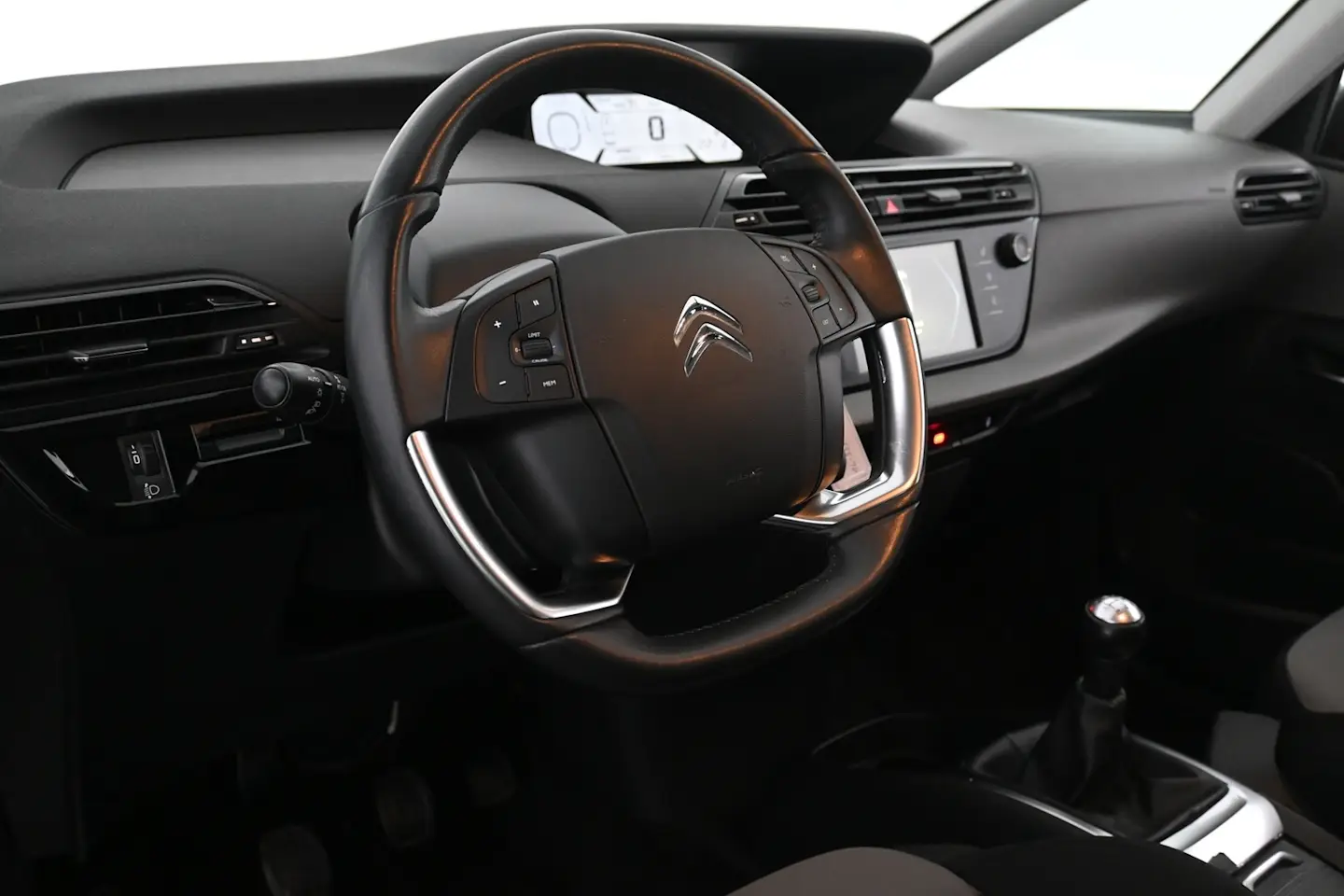 Car Image - 3AadOA5iGREurZoXprio68
