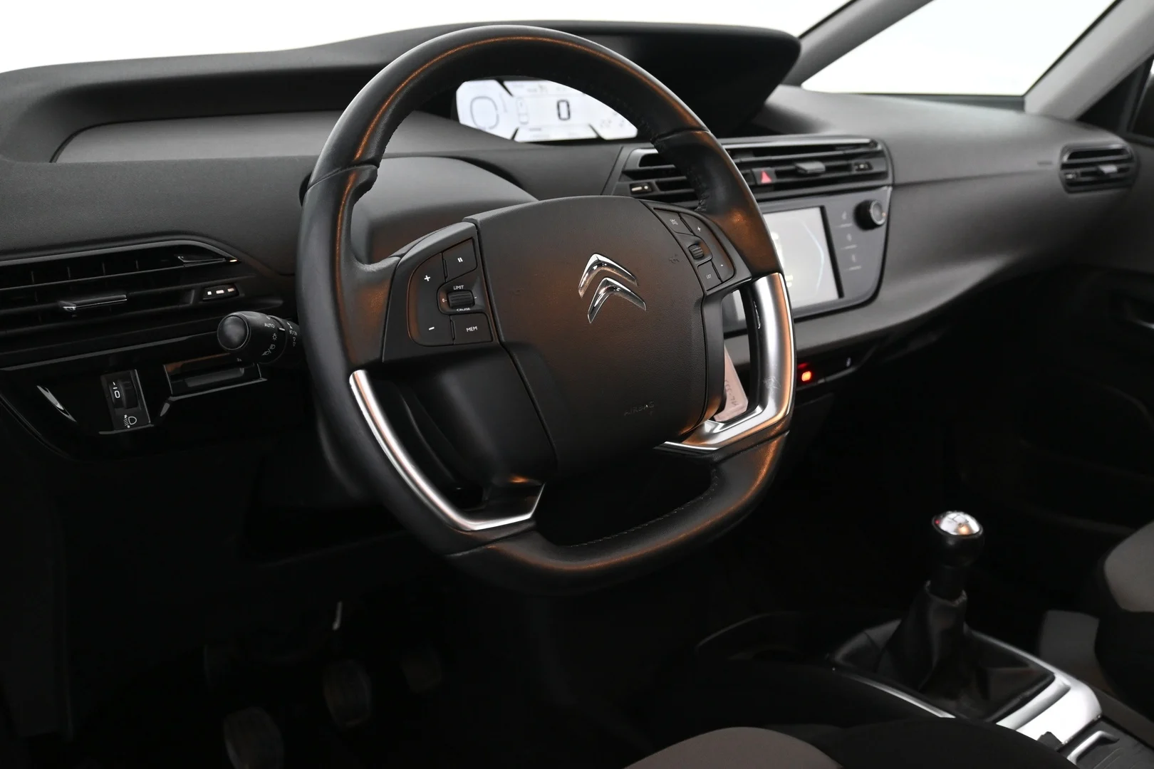 Car Image - 3AadOA5iGREurZoXprio68