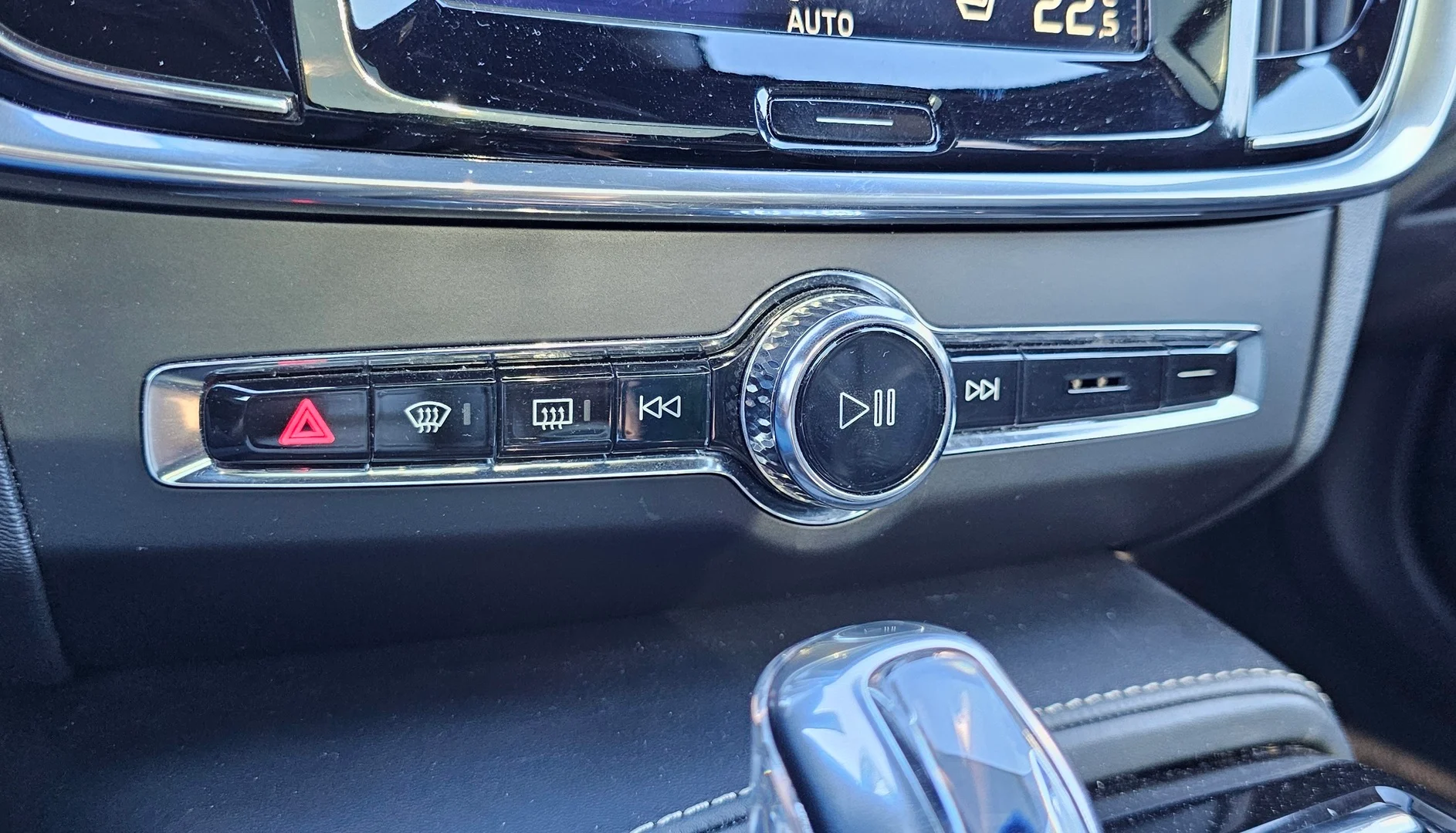 Car Image - 2Tpot4M4X83dtiGQxmoOHZ