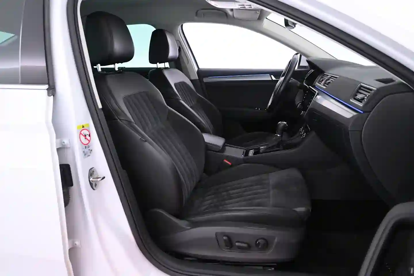 Car Image - 6ZrFRFYFGNBPKJ3rYwrZNL