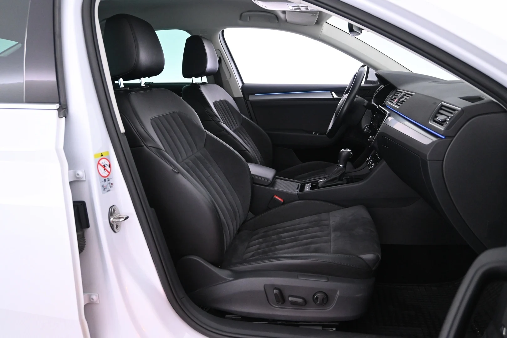 Car Image - 6ZrFRFYFGNBPKJ3rYwrZNL