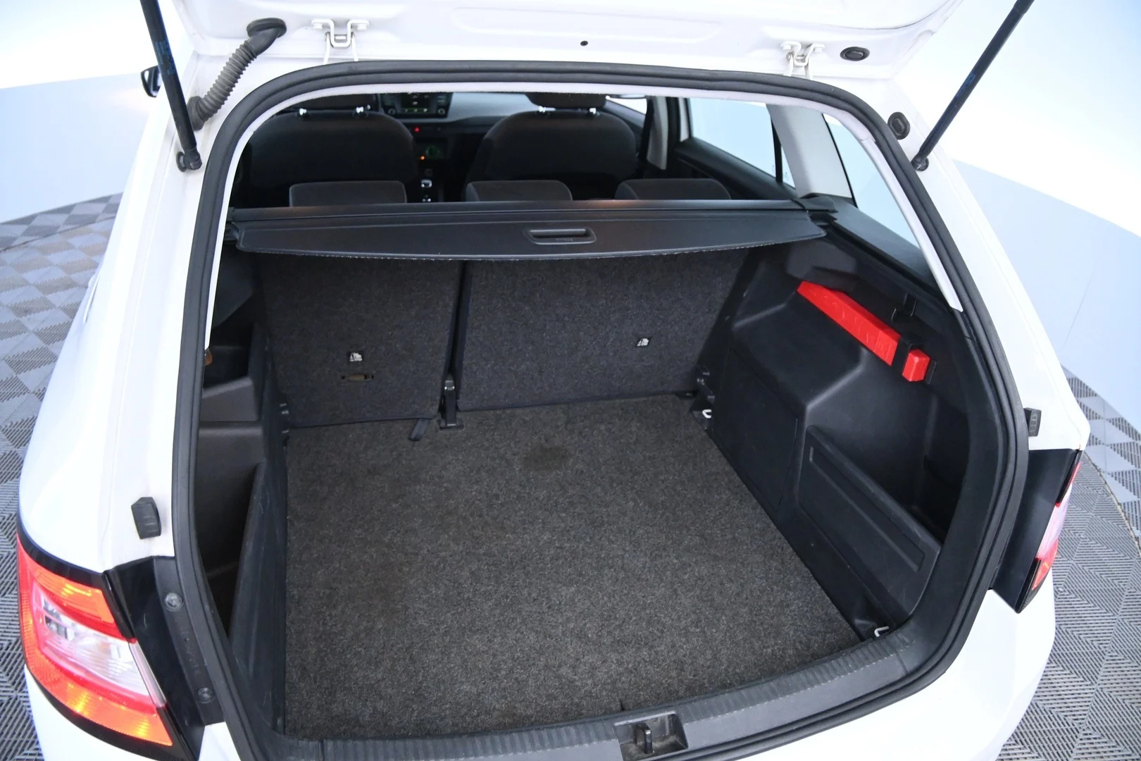 Car Image - 5fDd9lJw5Yigeqjz02guNP