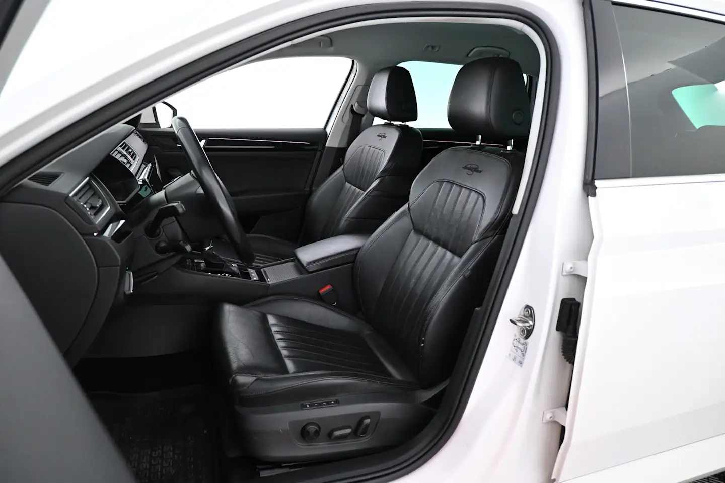 Car Image - 3t1loH9DVwnJhiaGlrKO5c