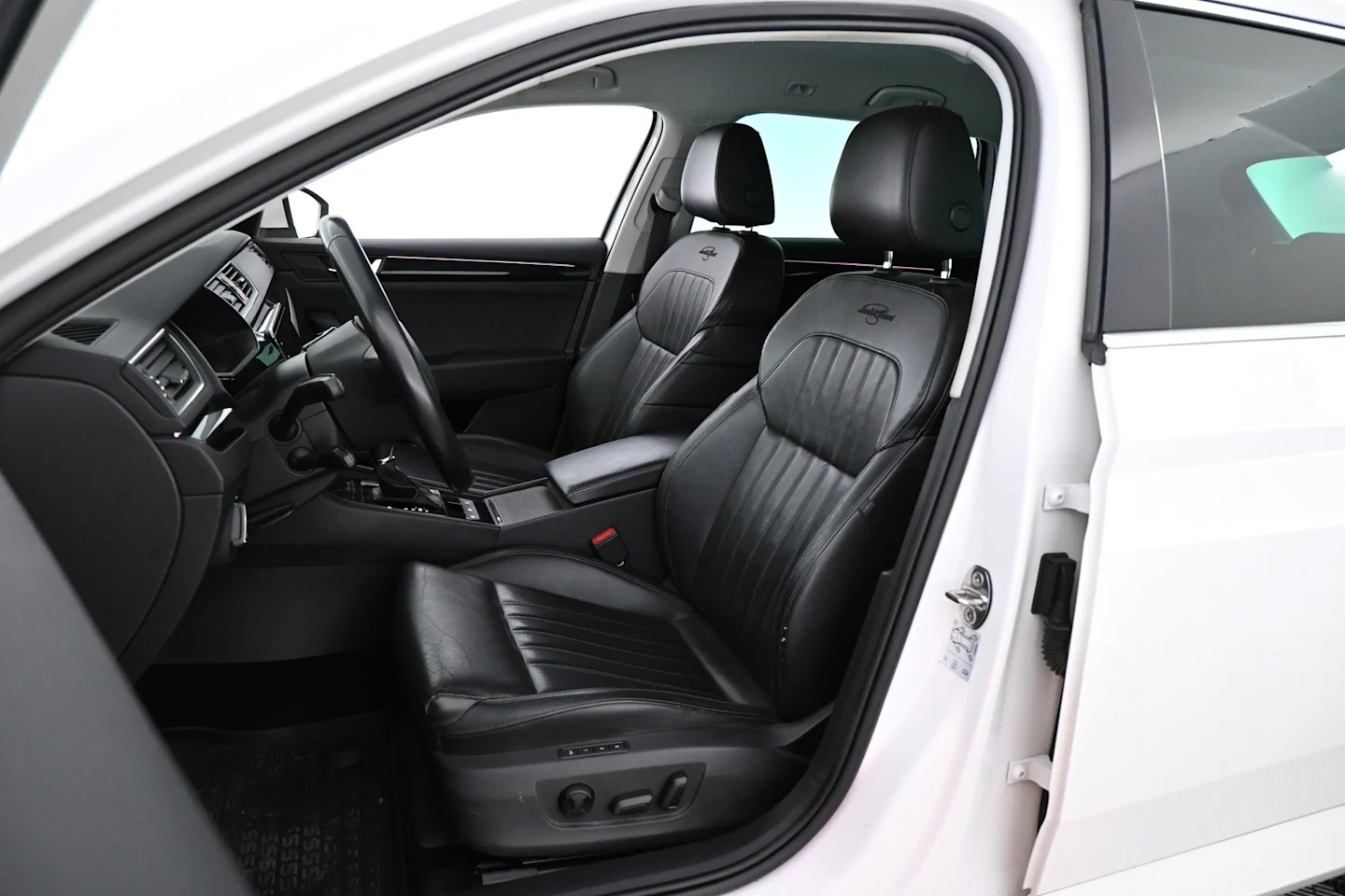 Car Image - 3t1loH9DVwnJhiaGlrKO5c