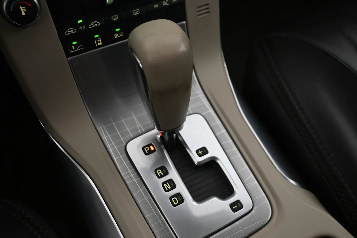 Car Image - R2KSfvElTjb00cxCRcUvg
