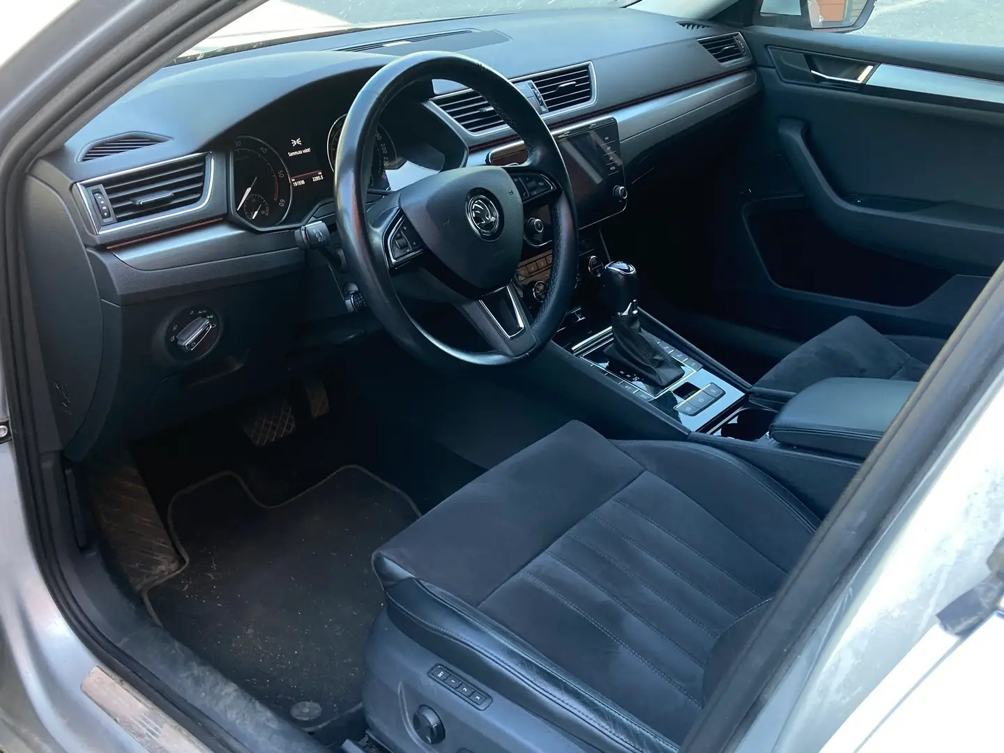 Car Image - 10NYLuMF3T2dVnSkDqeNfB