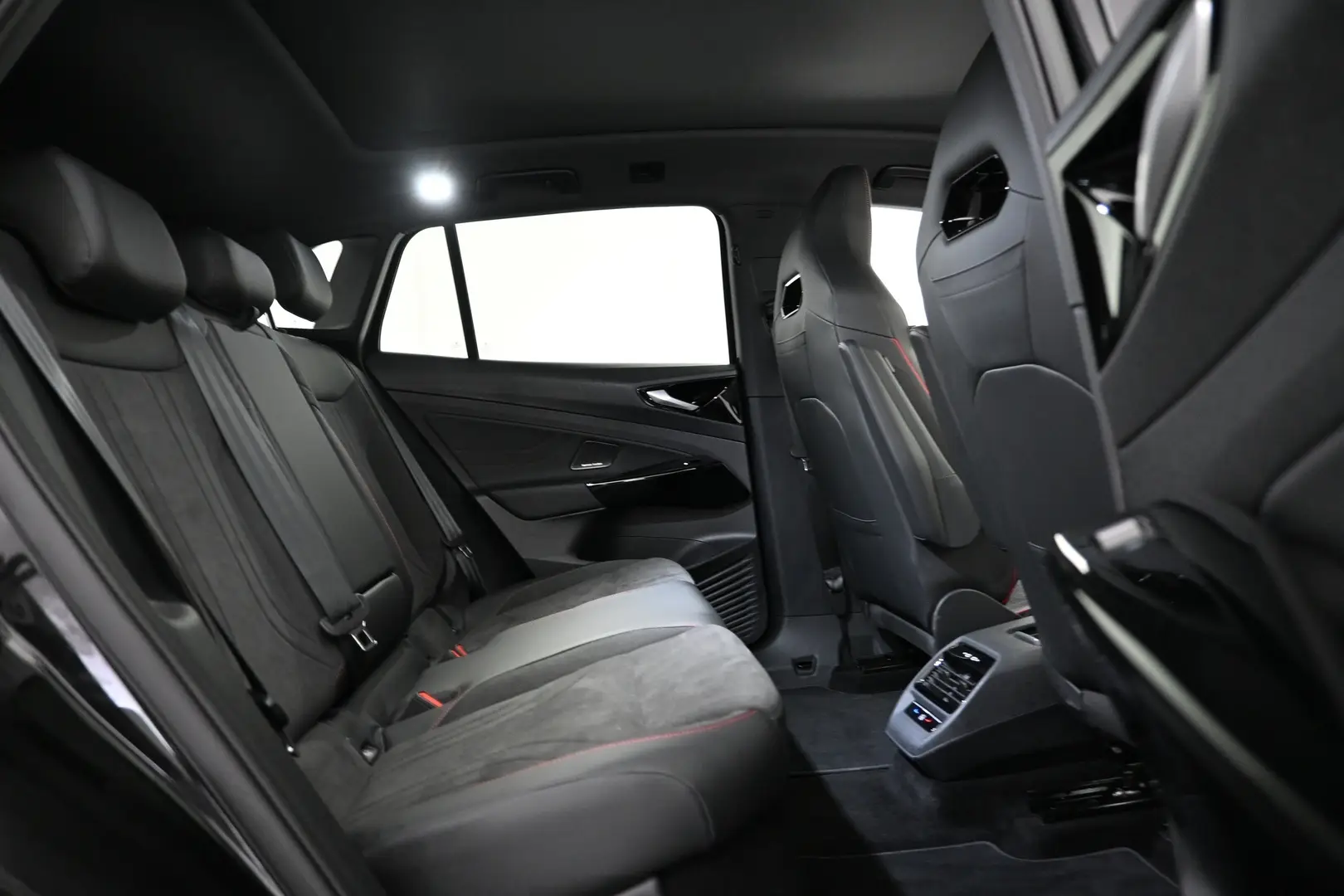 Car Image - KGqfZYhpfTsrwNG34czfg