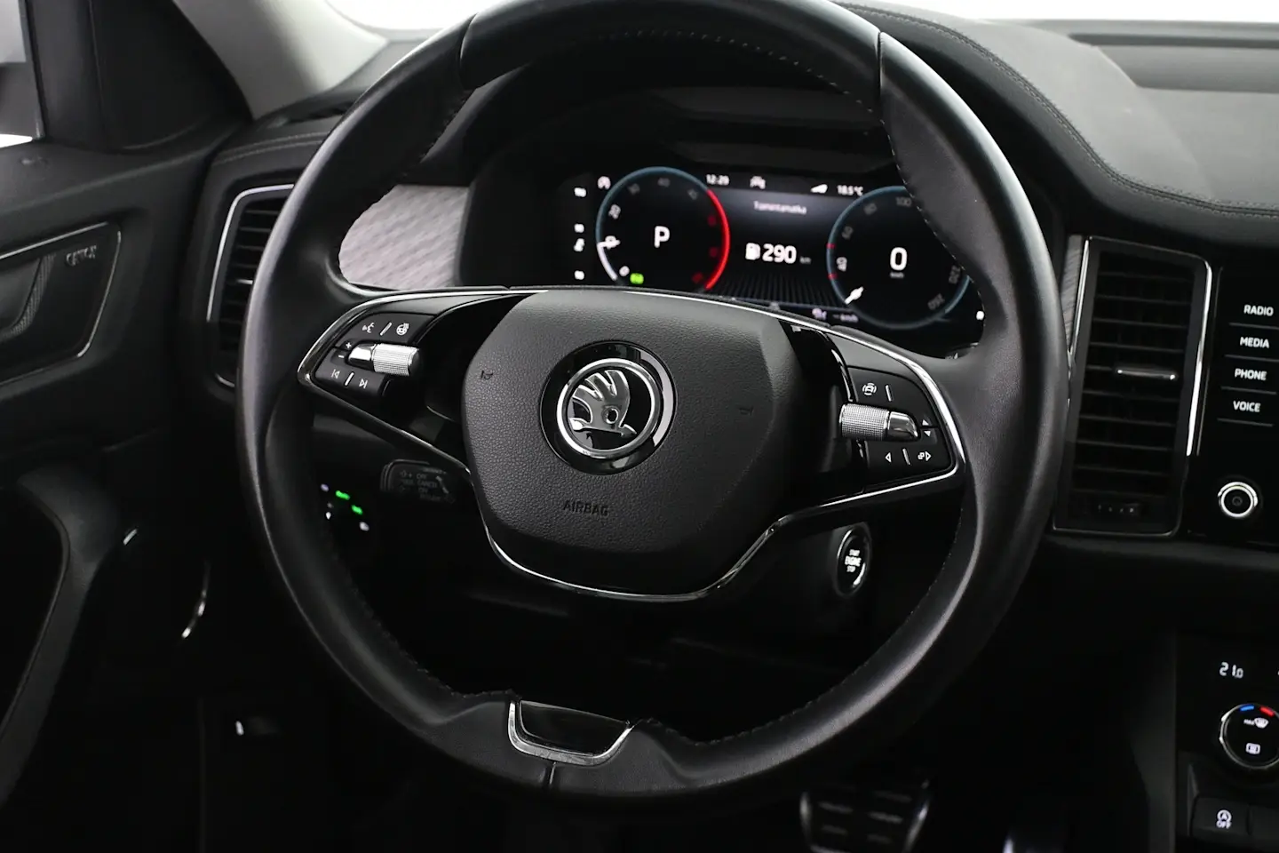 Car Image - 4LuozmvvtmWl5uv7Nd94Iz