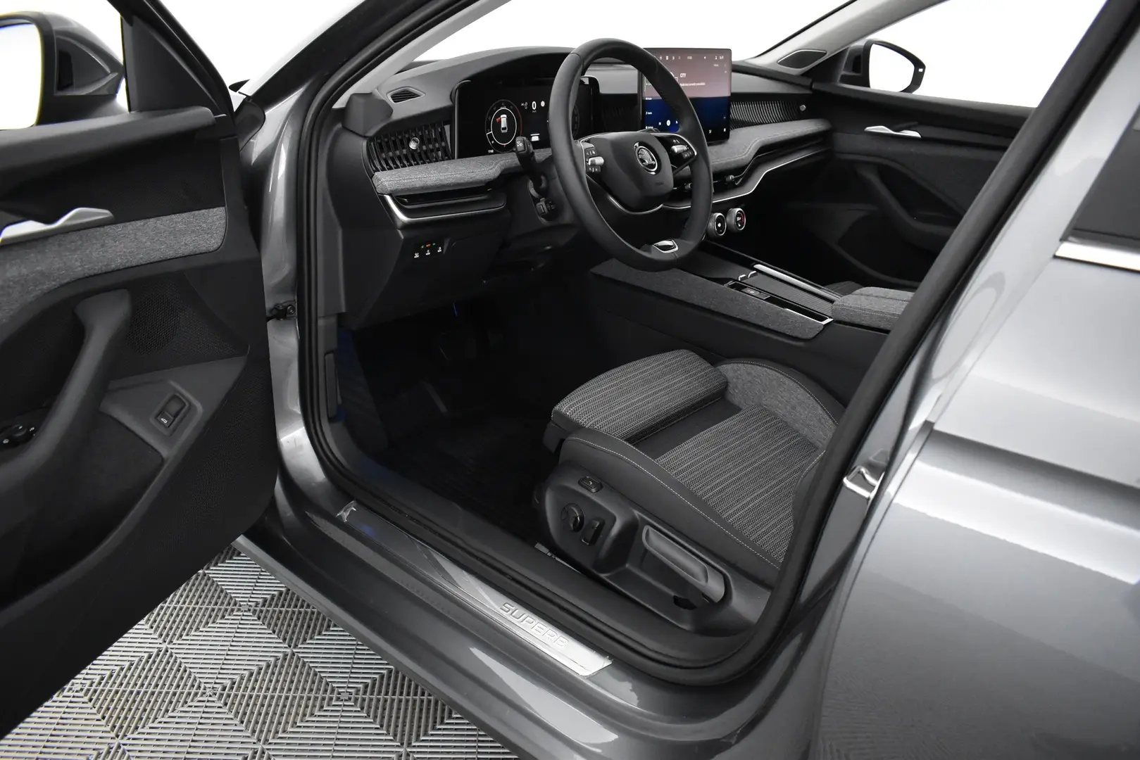 Car Image - 0qBrli8TODFW1pbNwGLnq