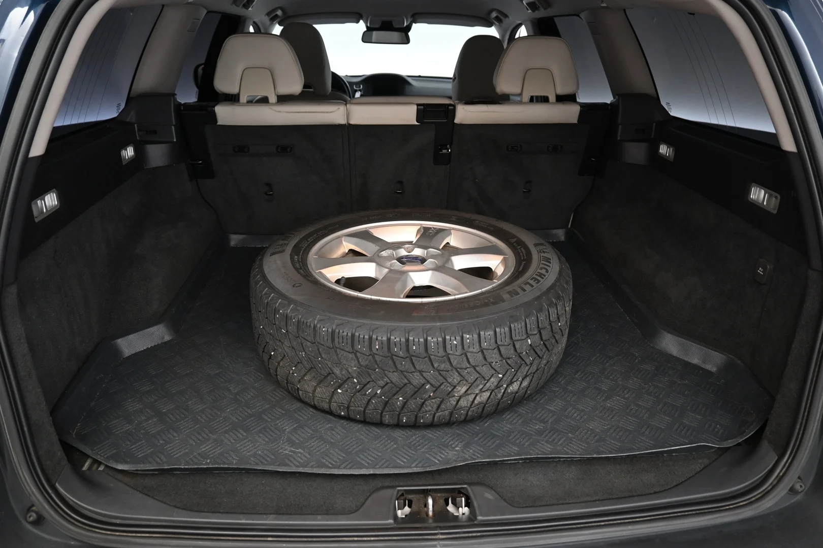 Car Image - 1GA5EvchezjhOGGxhpwfaB