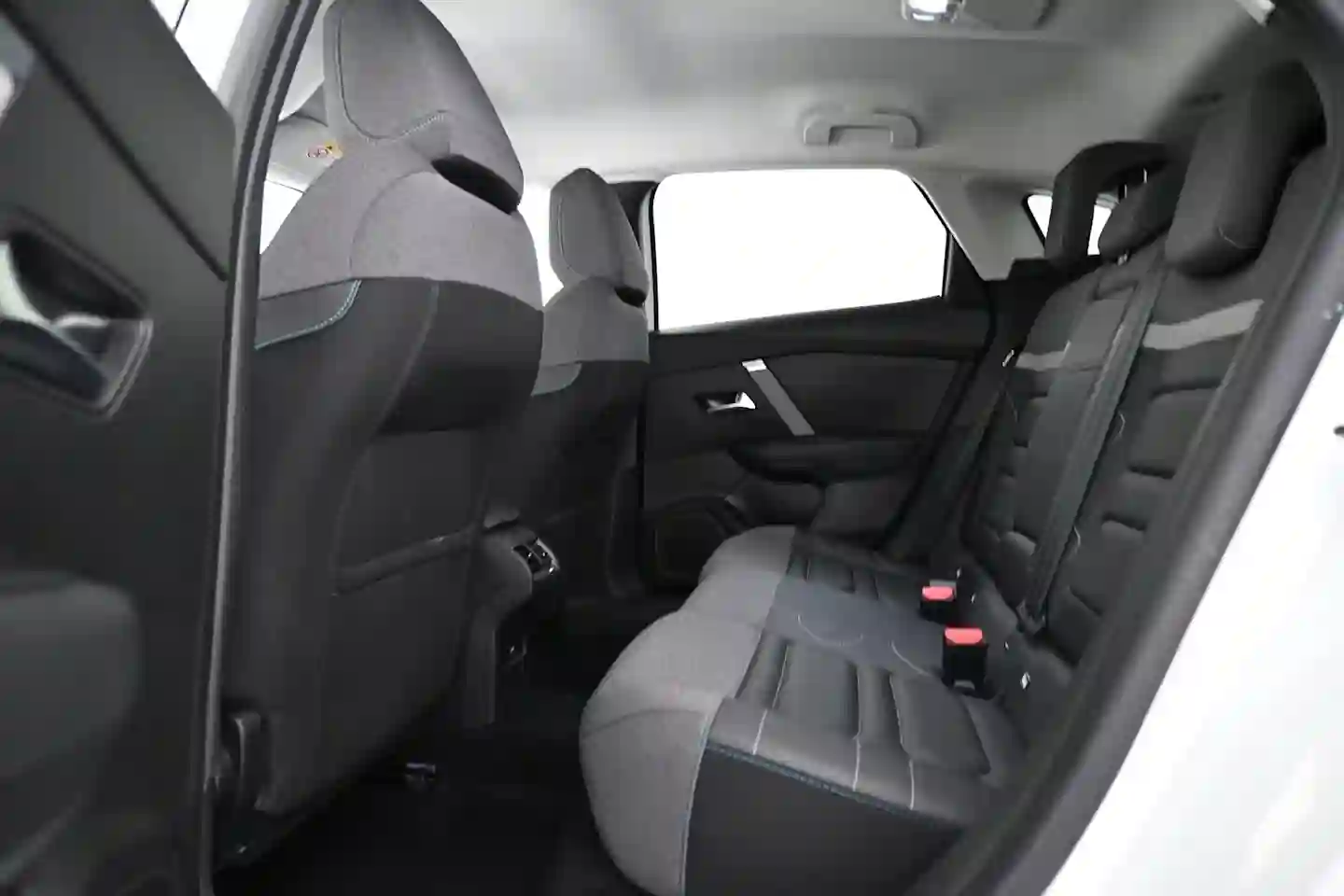 Car Image - 4Vmc8OE0AMLHzTmv4Z4aT7