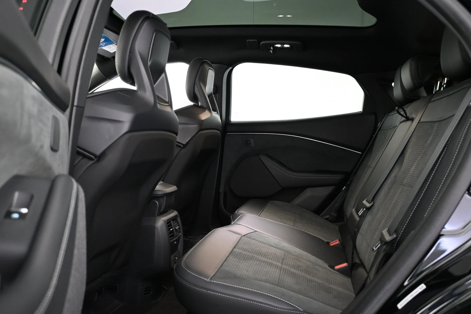 Car Image - 2Ee68aW24NhxR8l2xSF70O