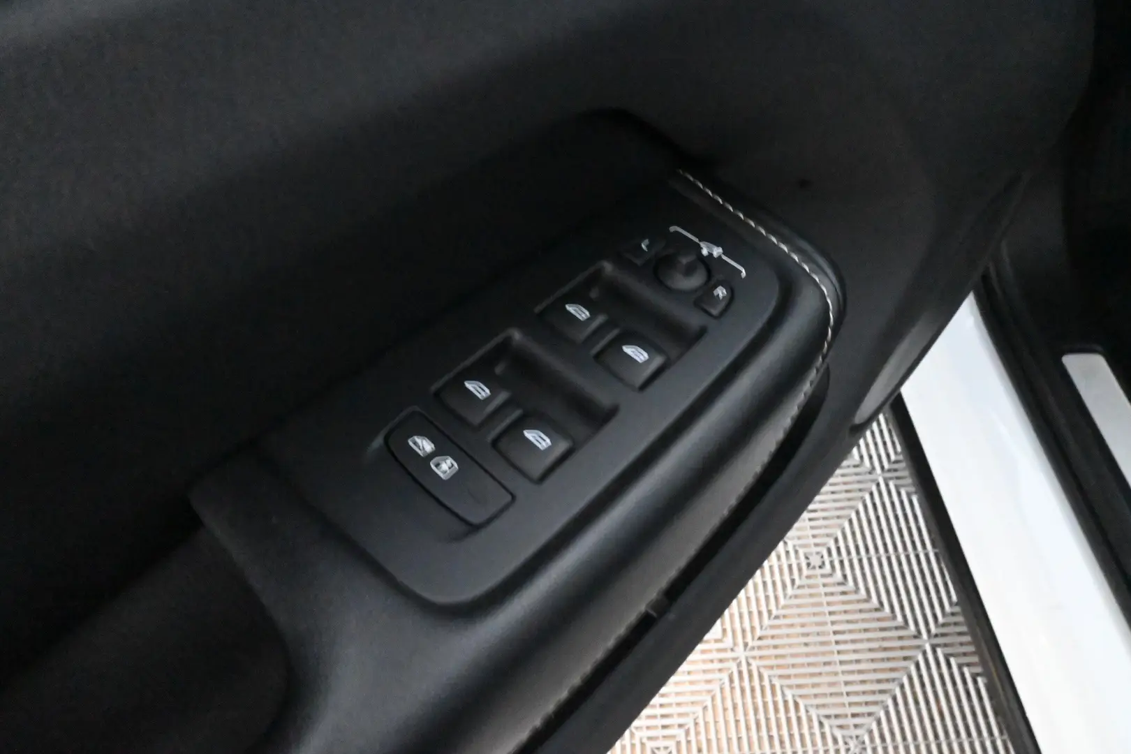 Car Image - 3JpudFtsEEdAkUsz4wIgm8