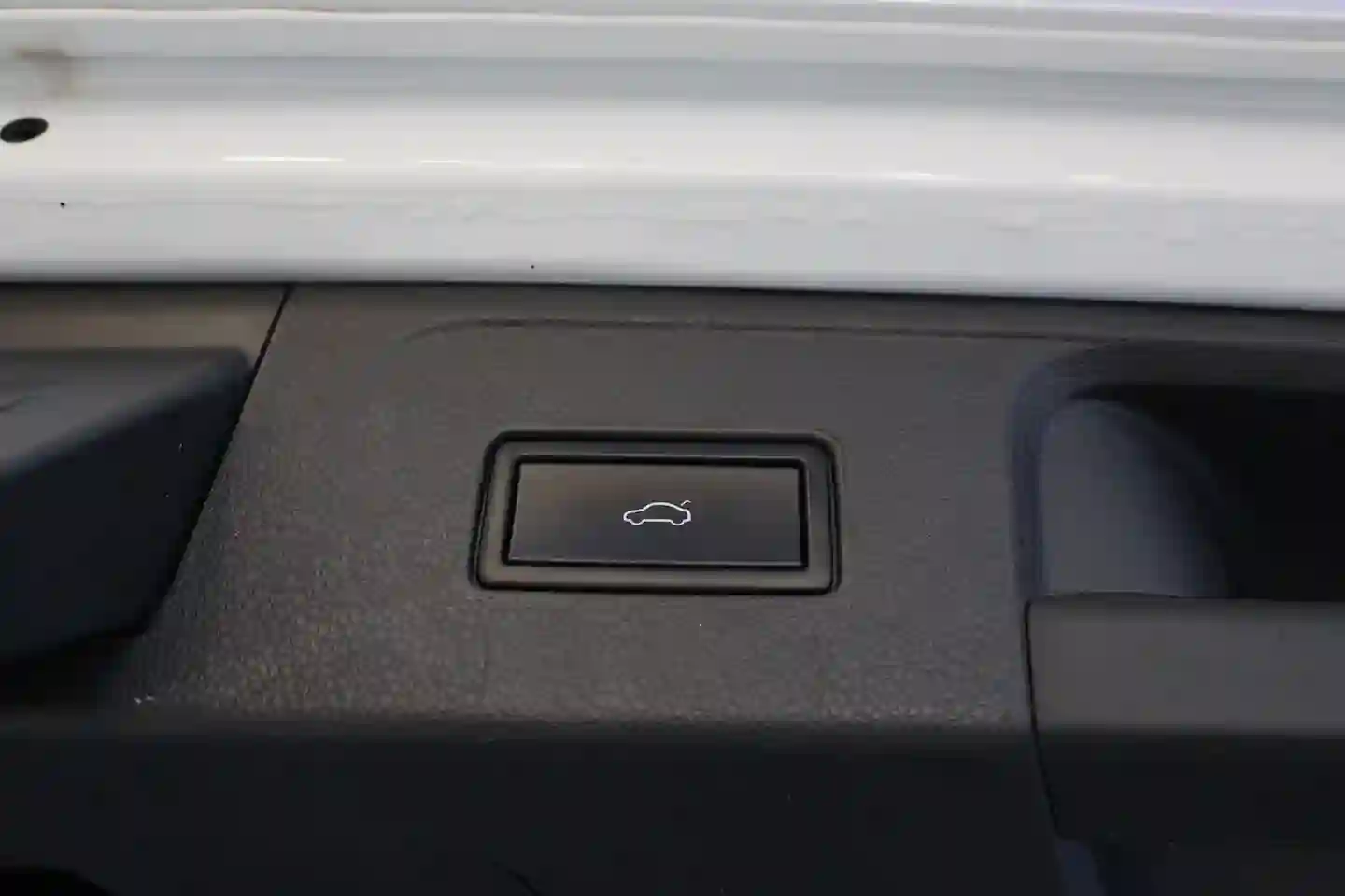 Car Image - lBR5ESRuWylDzrfegbe4F