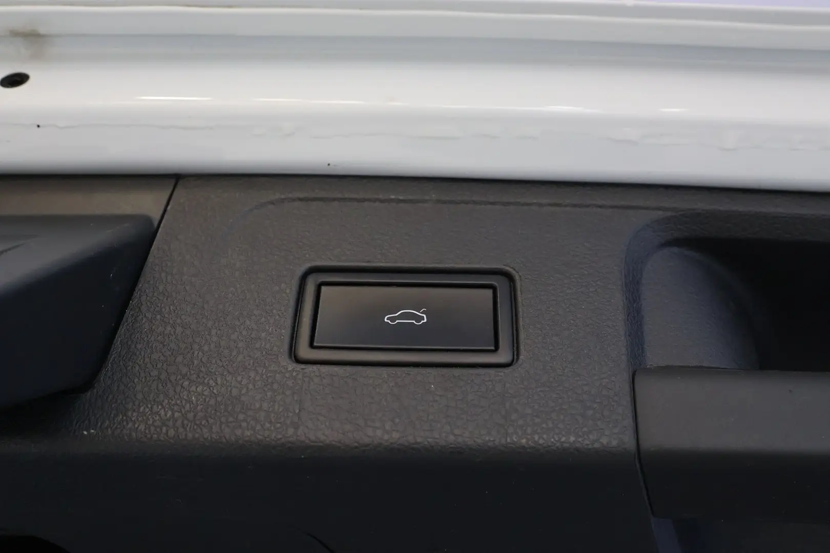 Car Image - lBR5ESRuWylDzrfegbe4F