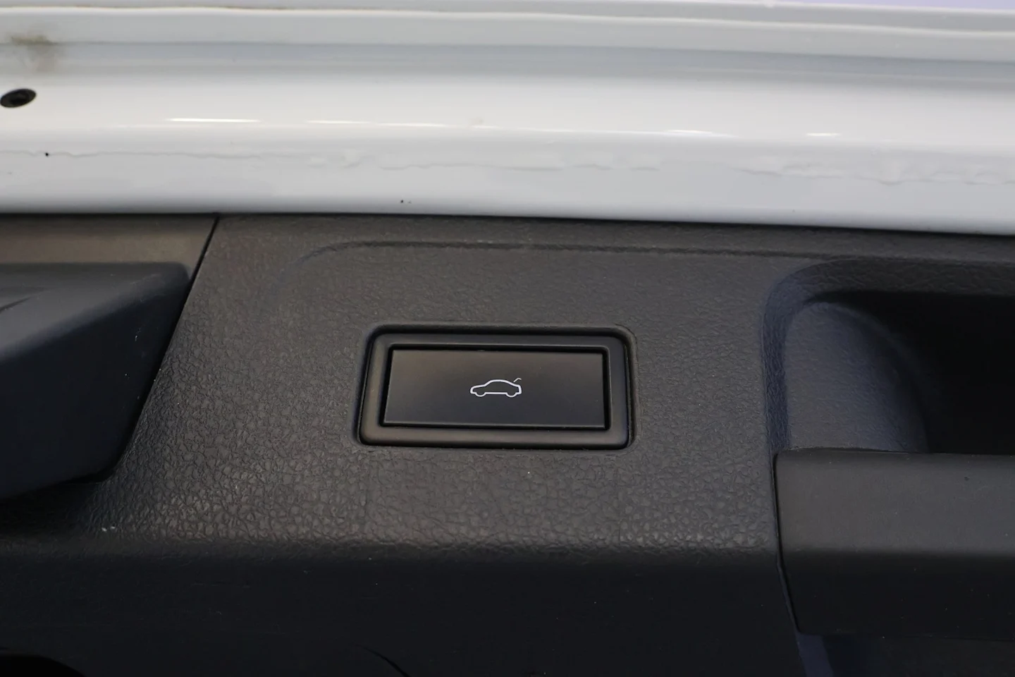 Car Image - lBR5ESRuWylDzrfegbe4F
