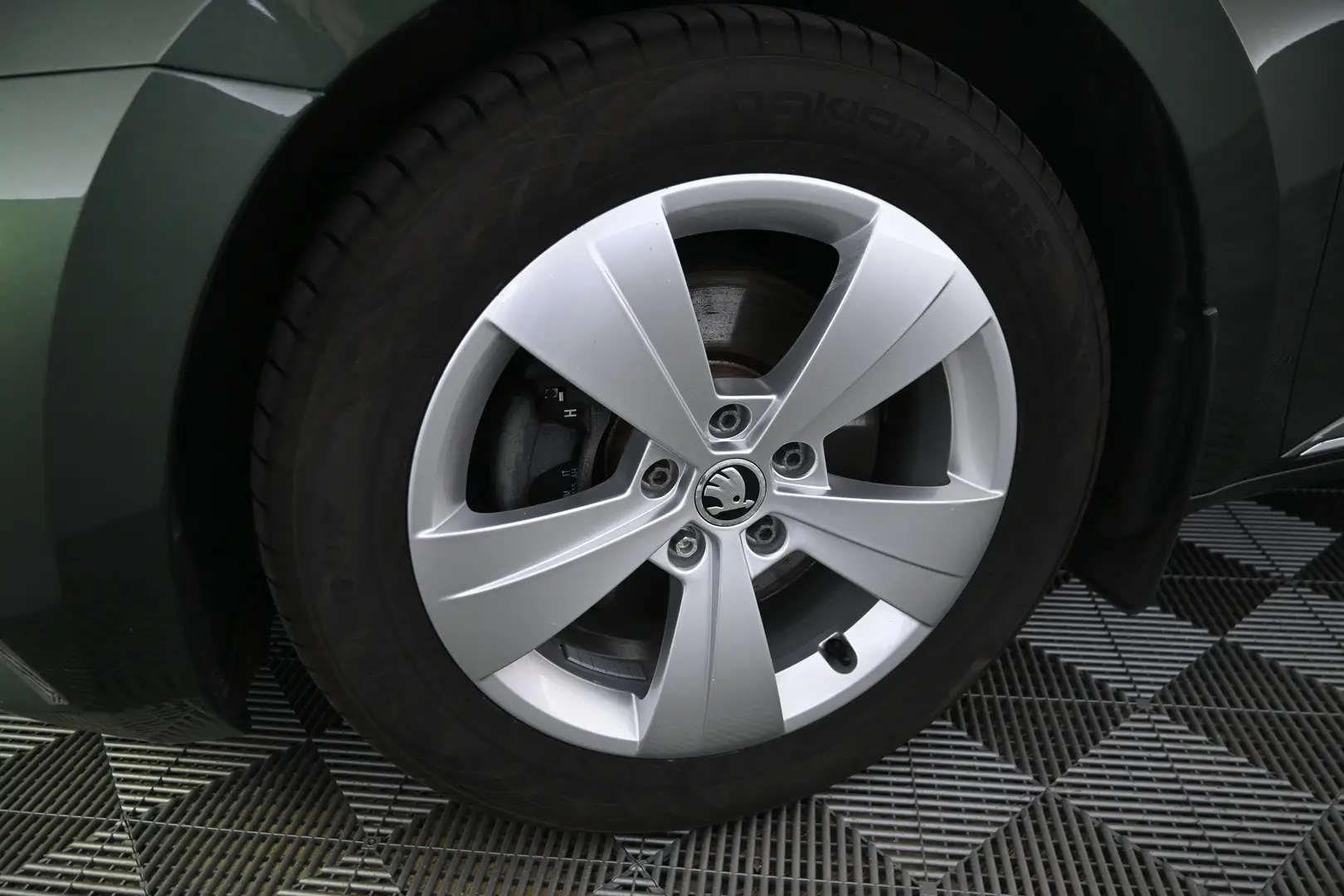 Car Image - 6K8lF71sVOpdb5AuCEpVXF