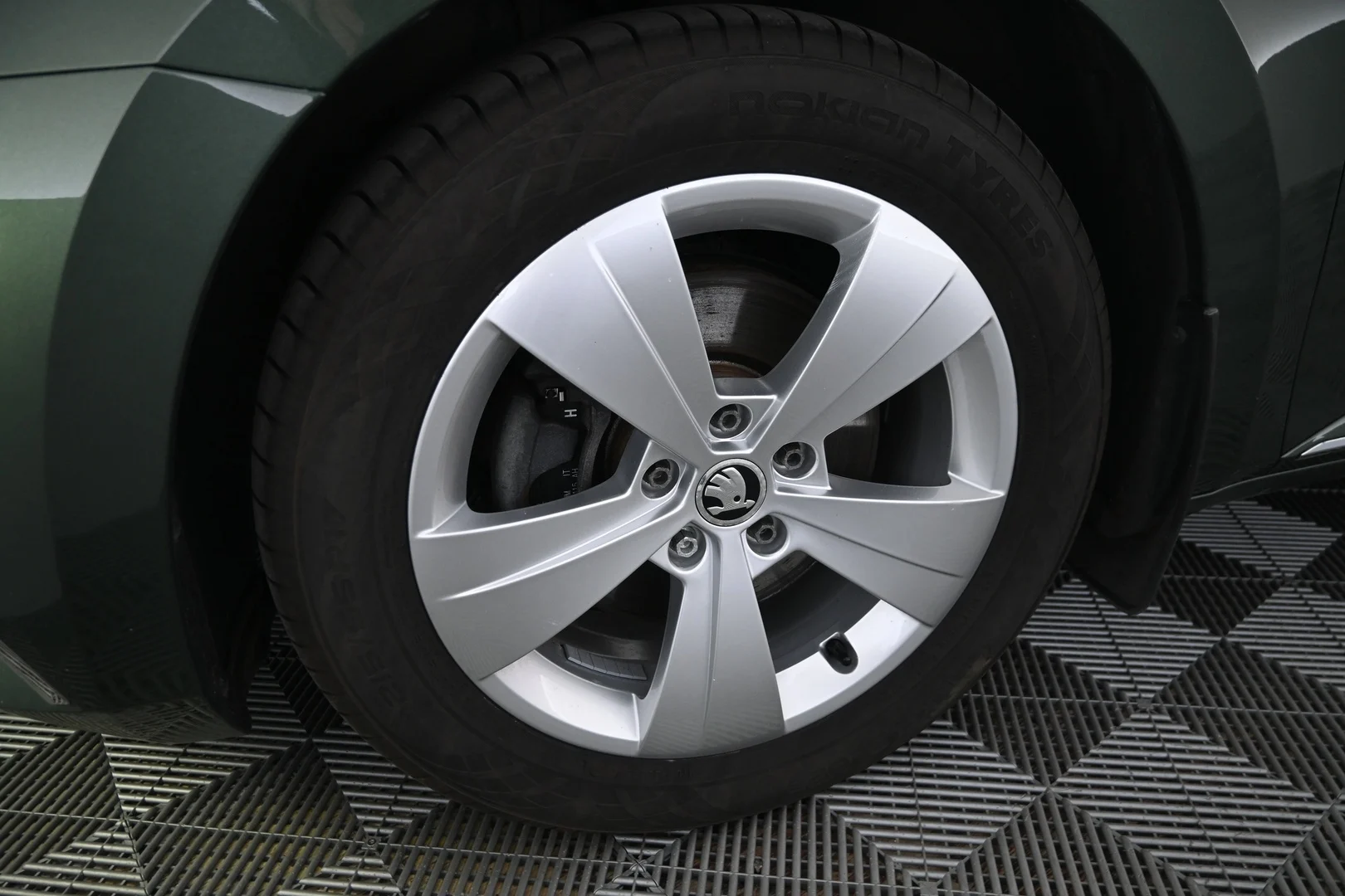 Car Image - 6K8lF71sVOpdb5AuCEpVXF