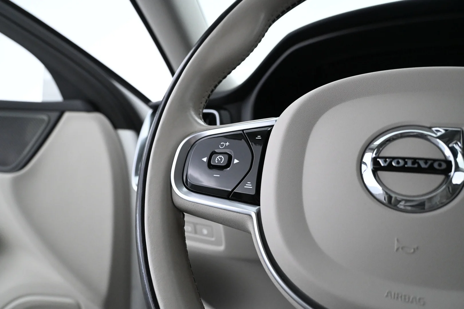 Car Image - BOeo3idWg761DcYUrPY8O