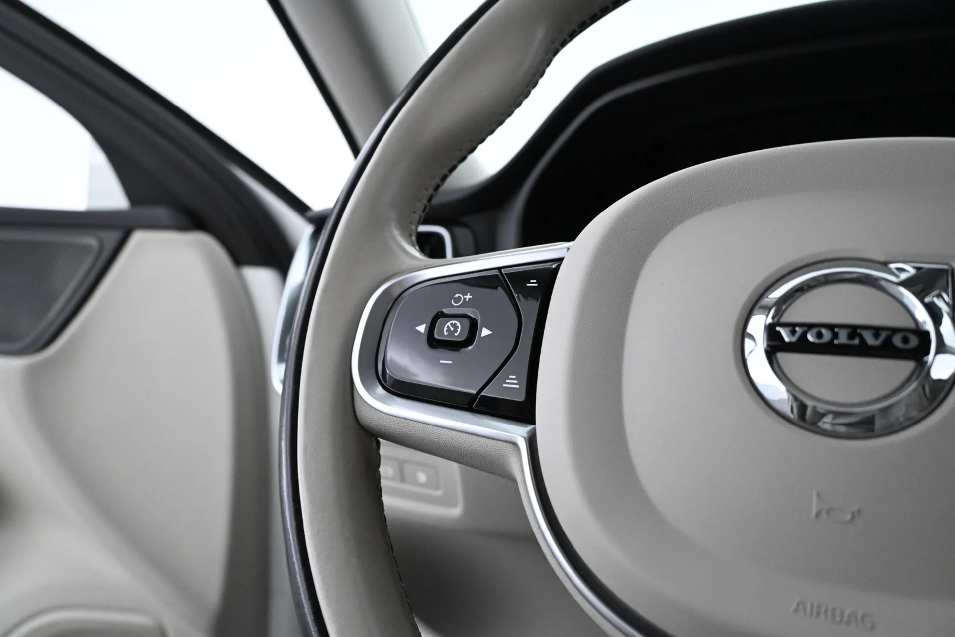 Car Image - BOeo3idWg761DcYUrPY8O