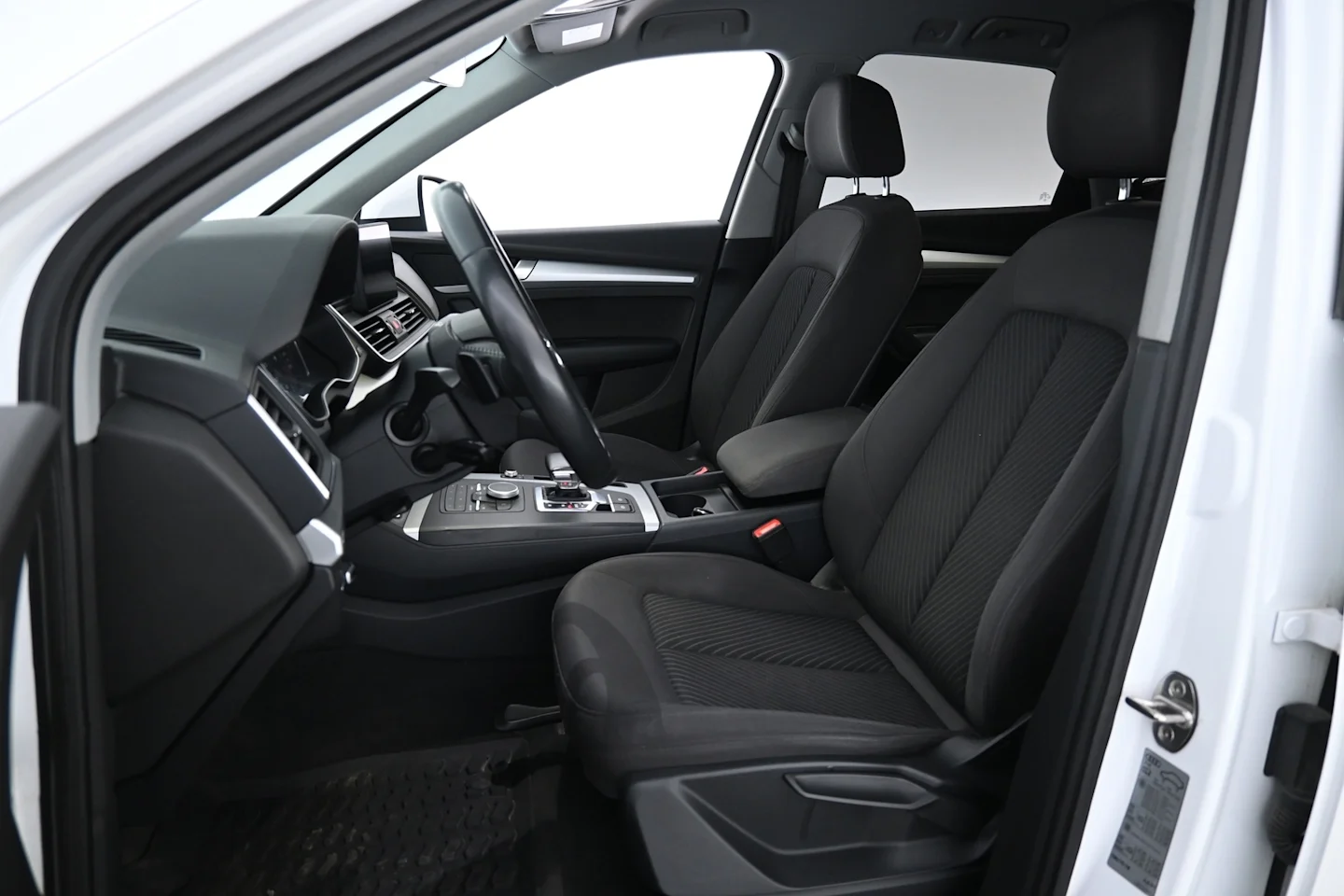 Car Image - 2CnLq8KtMV1dU9yyAWlHMA