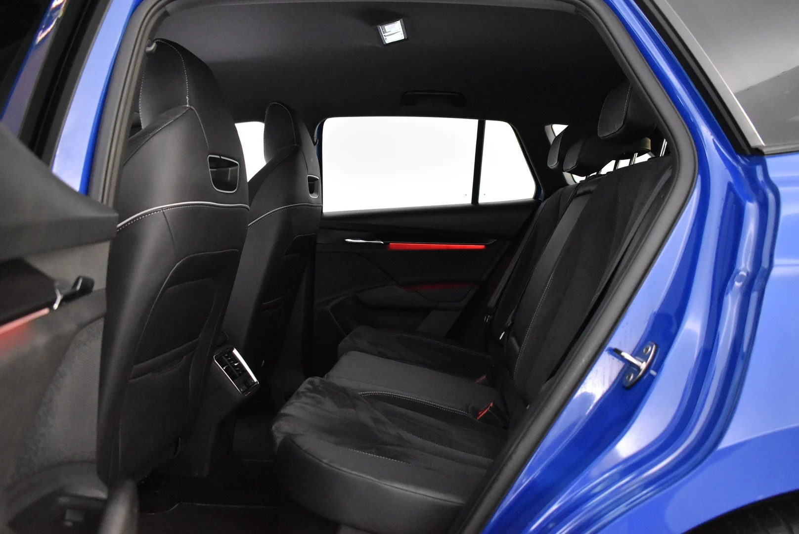 Car Image - 60cB9zzfq0iPbJJnD5TeIa